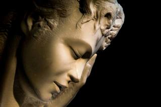 Elias Naman un giovane scultore dalla tecnica antica.