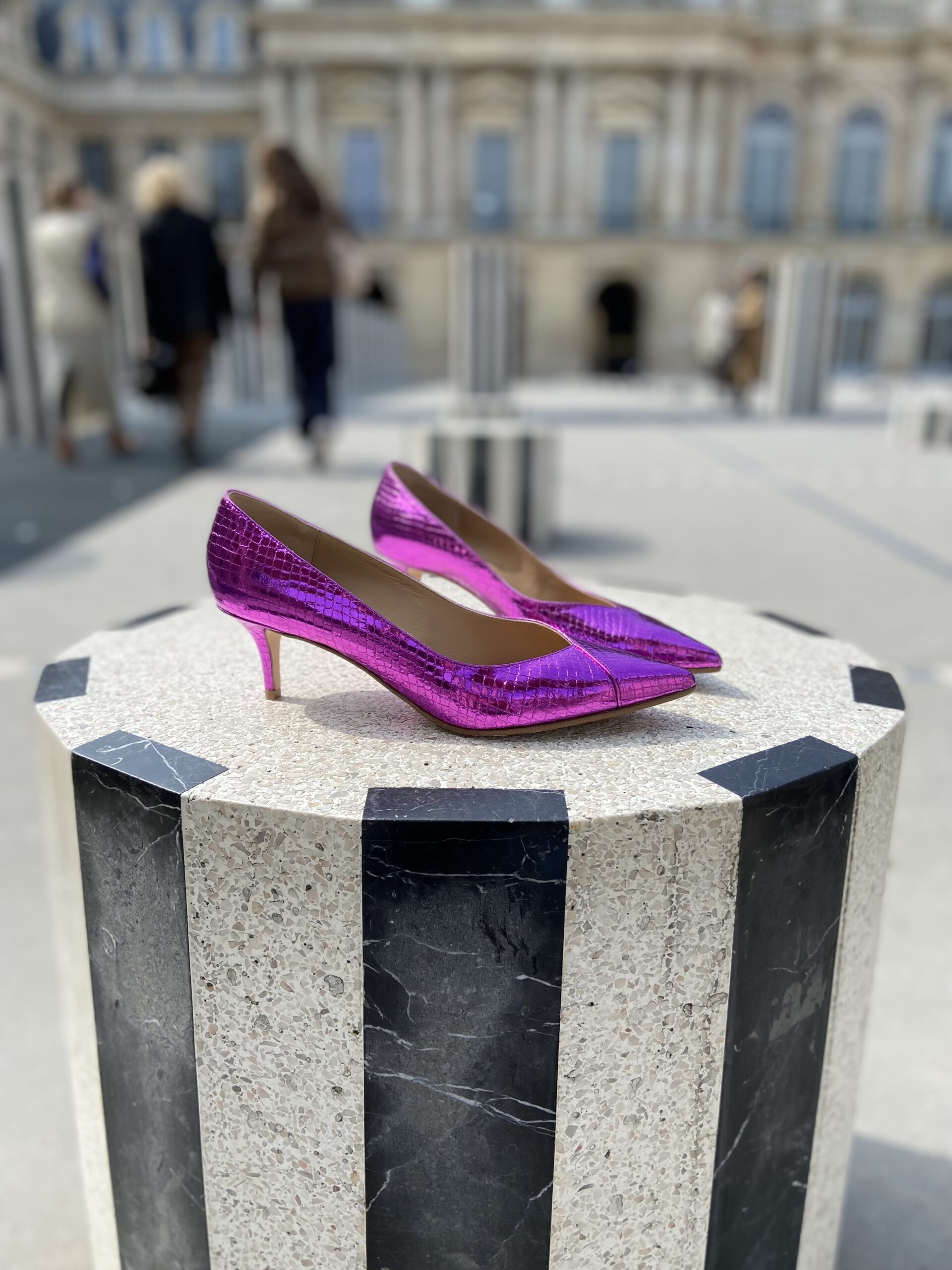 Décolleté fucsia su colonna di marmo